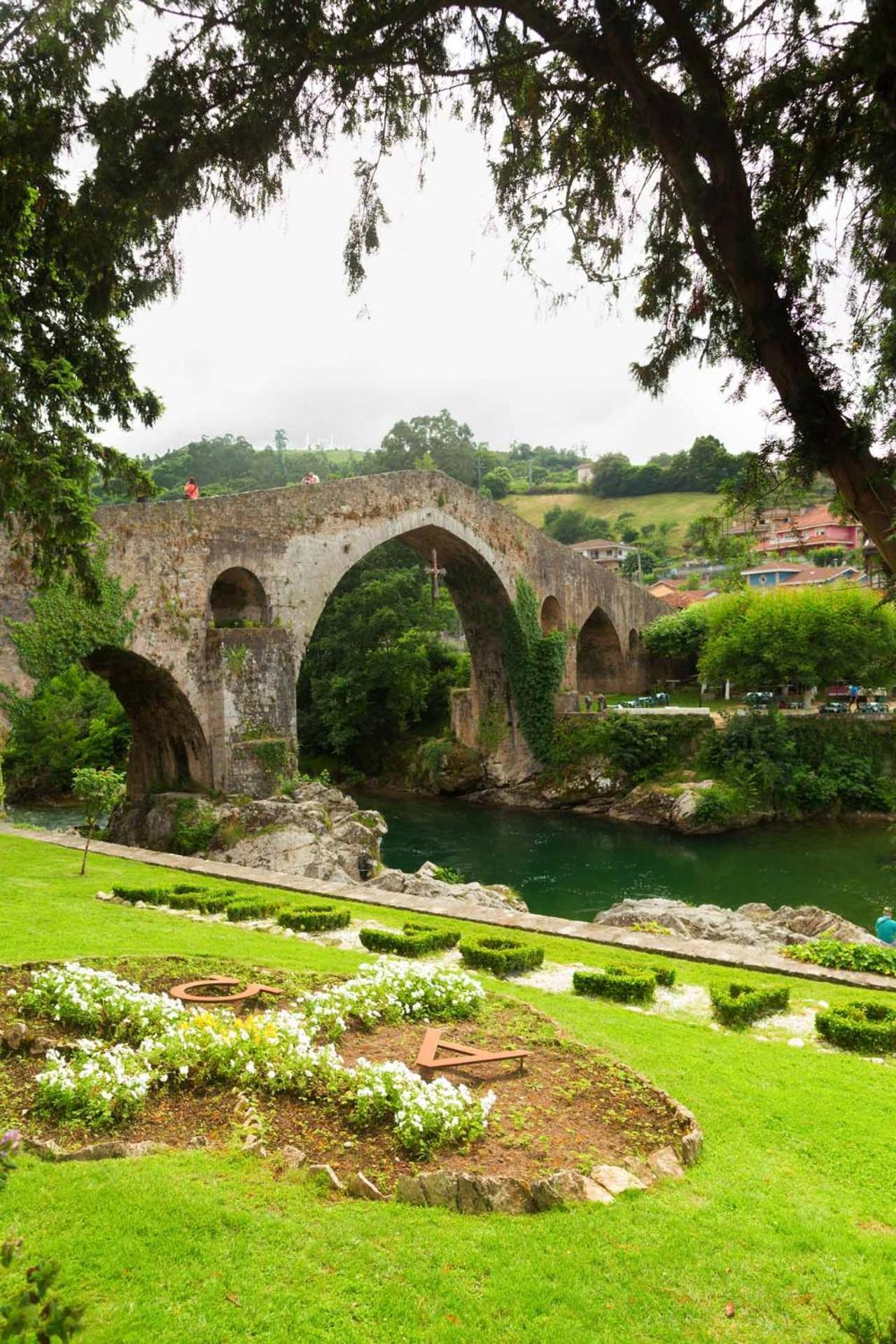 Apartamento Con Terraza Al Puente Romano Onís Kültér fotó
